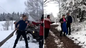 VIDEO. Doi tineri, atacaţi cu parul, după ce ar fi intrat cu ATV-urile pe o proprietate privată în Alba. „Dânsul este fratele viceprimarului din Arieşeni”