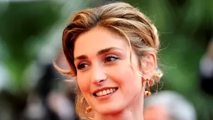 Un blogger francez susţine că actriţa Julie Gayet ar fi însărcinată în patru luni