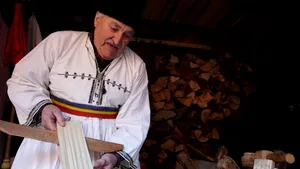 Ultimul şindrilar din Răşinari: Brazii-s ca oamenii, pentru că unii-s suciţi