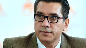 Un fost senator i-a pregătit soţiei, de Florii, o masă romantică pe plaja din Eforie. Poliţia l-a amendat pentru încălcarea Ordonanţei Militare