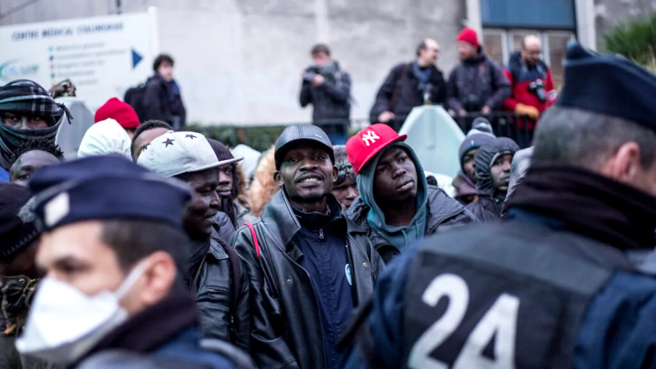 Polițiștii francezi au evacuat sute de migranți refugiați într-un teatru din Paris