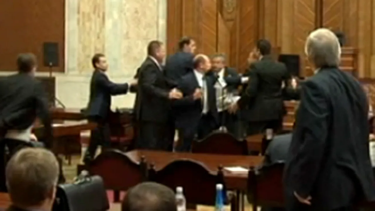 Altercaţie în Parlamentul de la Chişinău: Un deputat a încercat să îi dea un pumn unui coleg - VIDEO