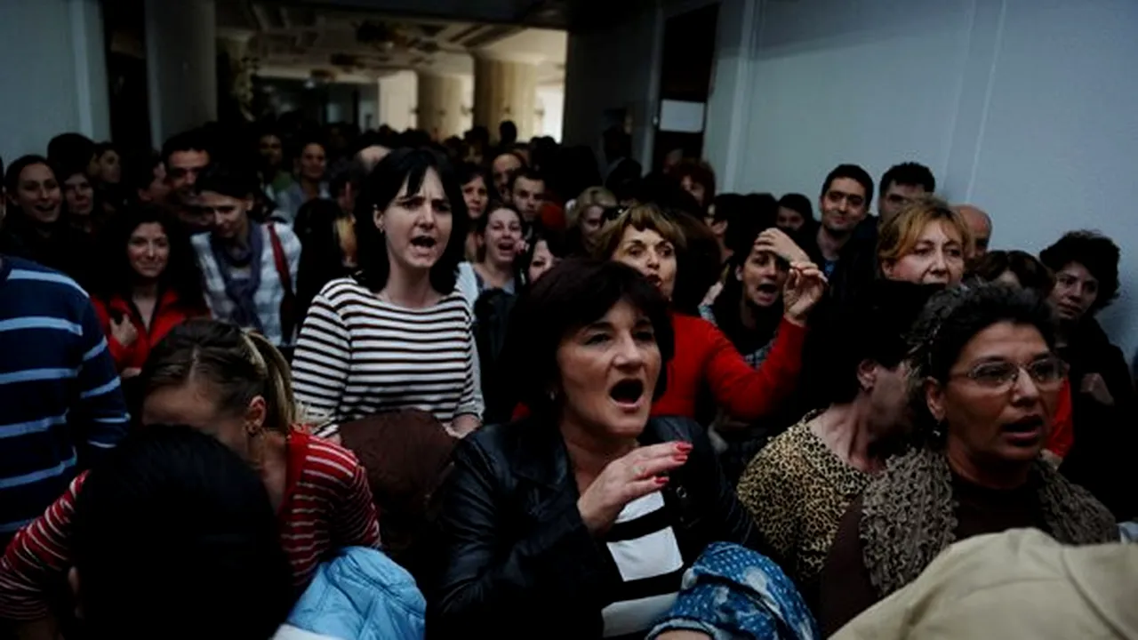 Protest spontan la Direcţia de Finanţe Olt - VIDEO