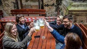 Liber la terase de luni? Parlamentul dă peste cap planul Guvernului privind măsurile de relaxare