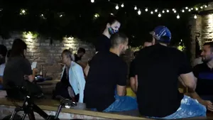 Cum arată strada din Cluj care nu doarme niciodată. Se stă cu rândul la mesele de la terasă