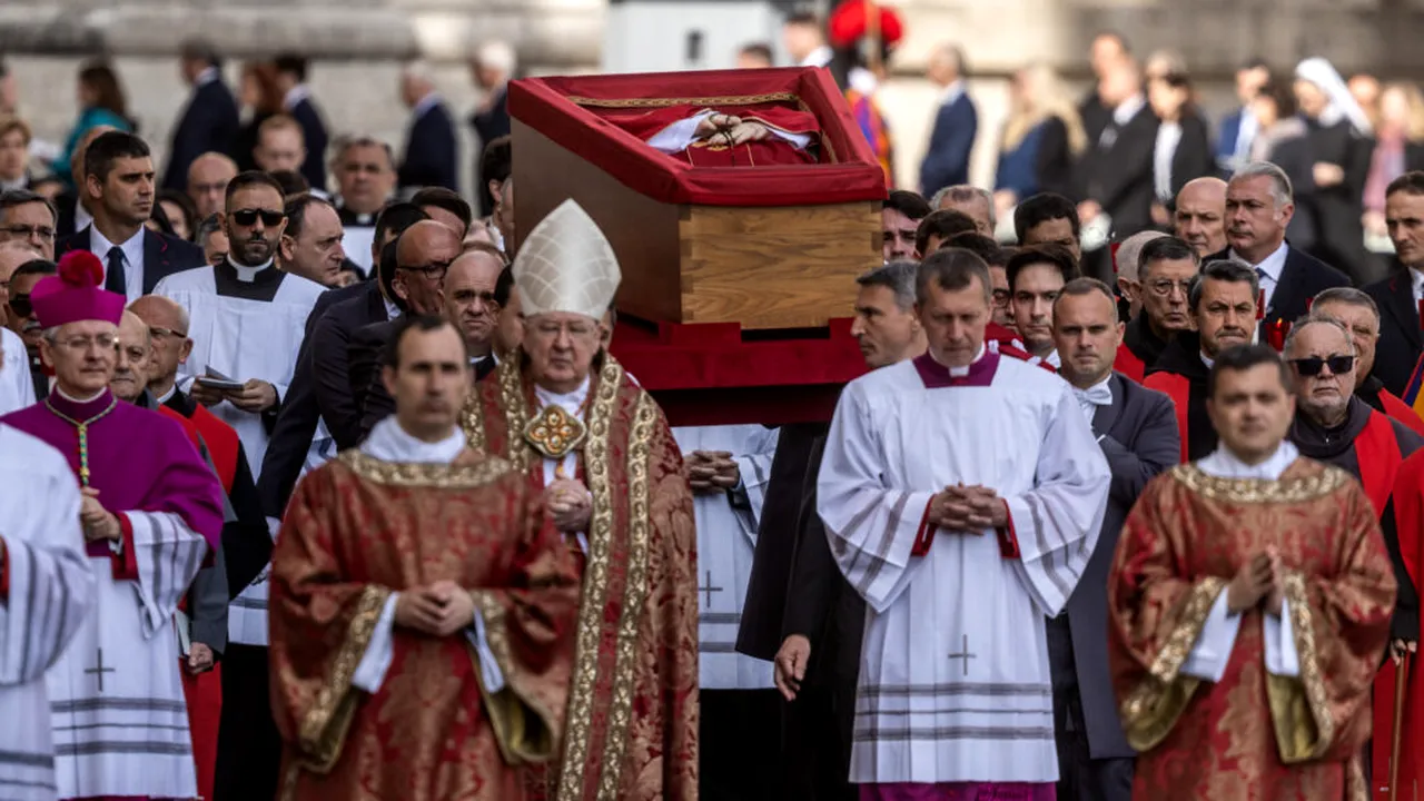Procesiune grandioasă la Vatican. Oamenii își iau rămas bun de la Papa Francisc