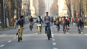 BICICLEŞTI: O nouă duminică în care bucureştenii pot face mişcare în aer liber, pe Bulevardul Kiseleff