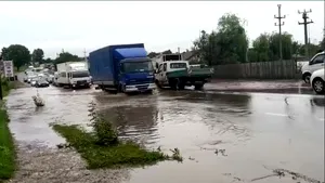 Drum naţional care travesează un judeţ, inundat. Apă ajunge la 30-40 de centimetri | VIDEO
