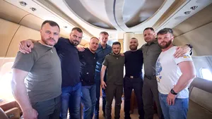 Comandanţii batalionului Azov au ajuns în Ucraina. Zelenski: Ne aducem eroii acasă