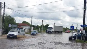 România afectată de inundaţii: Drum european aflat sub apă/ Momentul în care o viitura face prăpăd în trei comune din Alba/ Hidrologii au lansat avertisment de inundaţii pe Dunăre - VIDEO