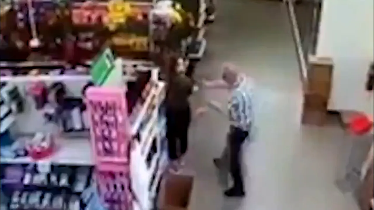 Un bărbat şi-a suflat nasul pe bluza angajatei unui magazin, după ce aceasta i-a spus că trebuie să poarte mască sanitară