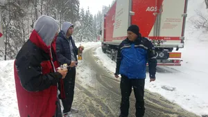 GALERIE FOTO Cincizeci de TIR-uri BLOCATE pe DN 1A întrucât nu sunt echipate corespunzător. Jandarmii montani au sărit în ajutorul şoferilor