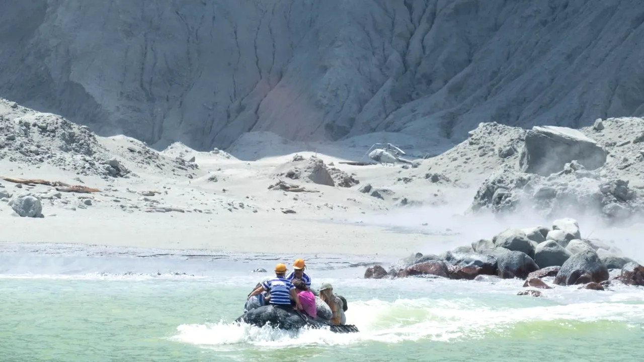 VIDEO | Erupţia vulcanului din Noua Zeelandă: Salvatorii mărturisesc că dezastrul le-a adus aminte de tragedia de la Cernobîl