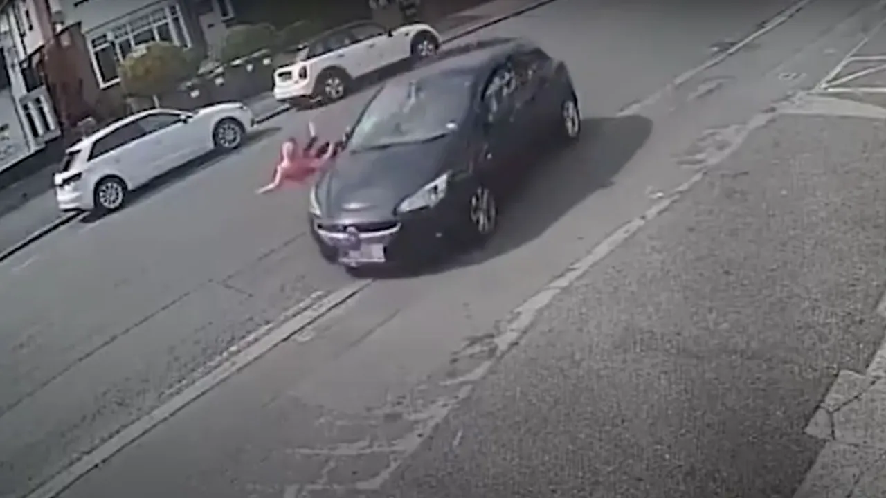 VIDEO: O fetiţă de 11 ani a scăpat în mod miraculos după ce a fost lovită în plin de o maşină