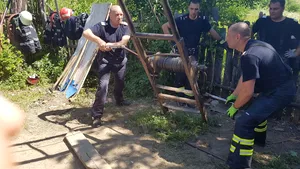 FOTO, VIDEO Tânărul din Vâlcea peste care s-a surpat un mal de pământ când săpa o fântână a fost scos mort la suprafaţă după 8 ore