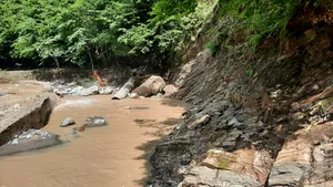 Trasee turistice din Vrancea, închise din cauza inundaţiilor care au distrus mai multe podeţe