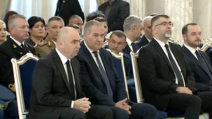 Premierul Ilie Bolojan și mai mulți miniștri, la catafalcul fostului președinte Ion Iliescu