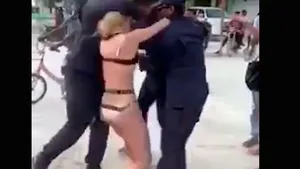 Momentul în care o turistă îmbrăcată doar în bikini e luată cu forţa de trei poliţişti, pe o plajă din Maldive