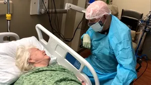 Video. Momentul emoţionant în care un bărbat de 90 de ani îşi ia rămas bun de la soţia sa, diagonosticată cu Covid-19