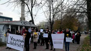 Aproximativ 100 de oameni, la un marş împotriva vaccinării obligatorii, în Galaţi