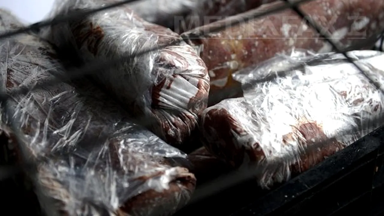 Sute de kilograme de carne congelată, aruncate pe malul lacului Tarniţa