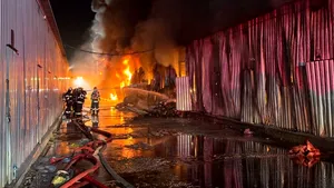 Dragonul Roșu arde generalizat: O parte din structura clădirii s-a prăbușit