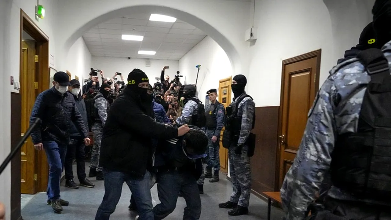 Atacul din Rusia. Patru bărbaţi acuzaţi în atacul din Moscova. Doi dintre ei, care prezentau semne vizibile de violenţă fizică, şi-au recunoscut implicarea / Franţa ridică nivelul de alertă teroristă

