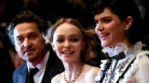 CANNES 2016. Puştoaica Lily-Rose, fiica lui Johnny Depp şi a Vanessei Paradis, divă pe covorul roşu - VIDEO