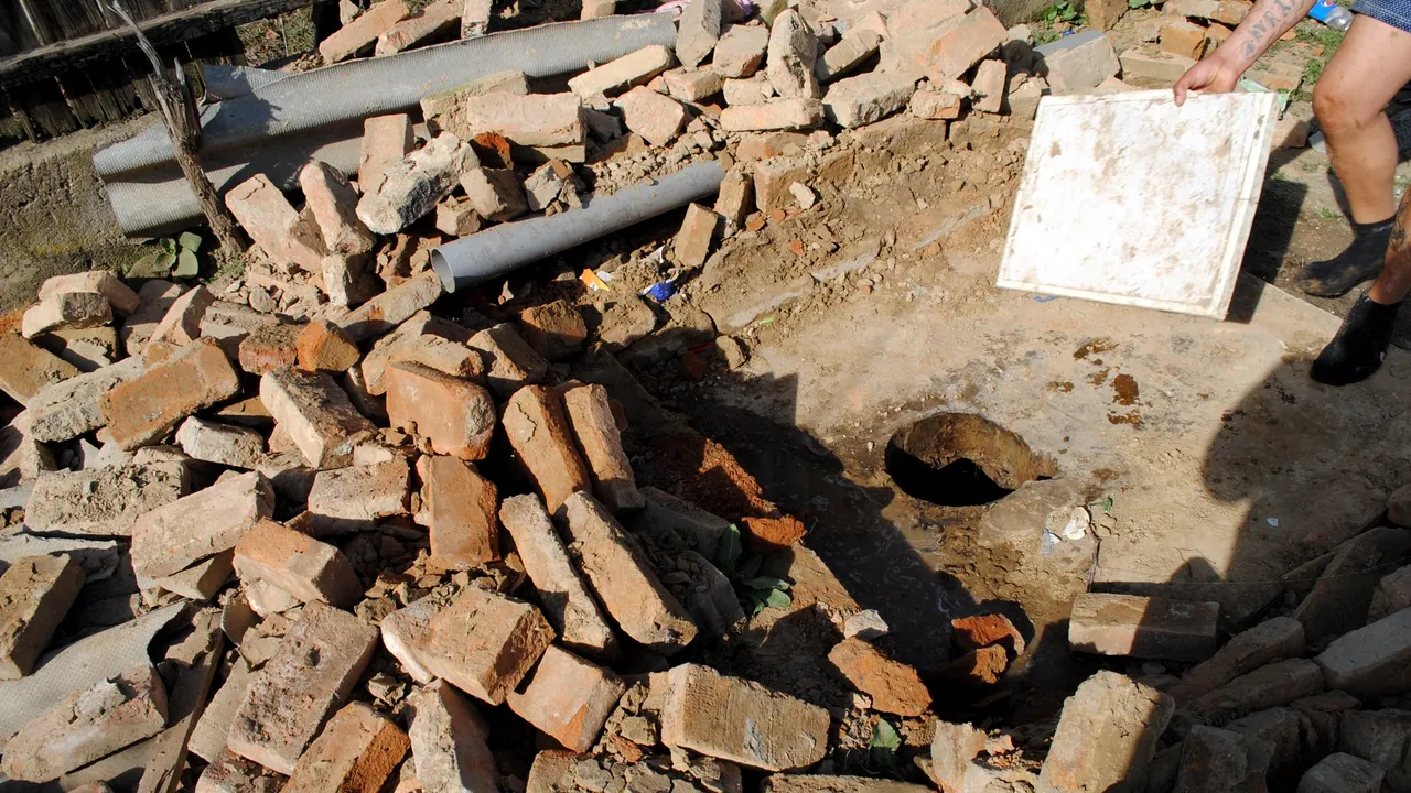 Copilul mort în fosa septică | Coaliţia pentru educaţie cere desfiinţarea WC-urilor din curţile şcolilor şi dă un ULTIMATUM guvernului
