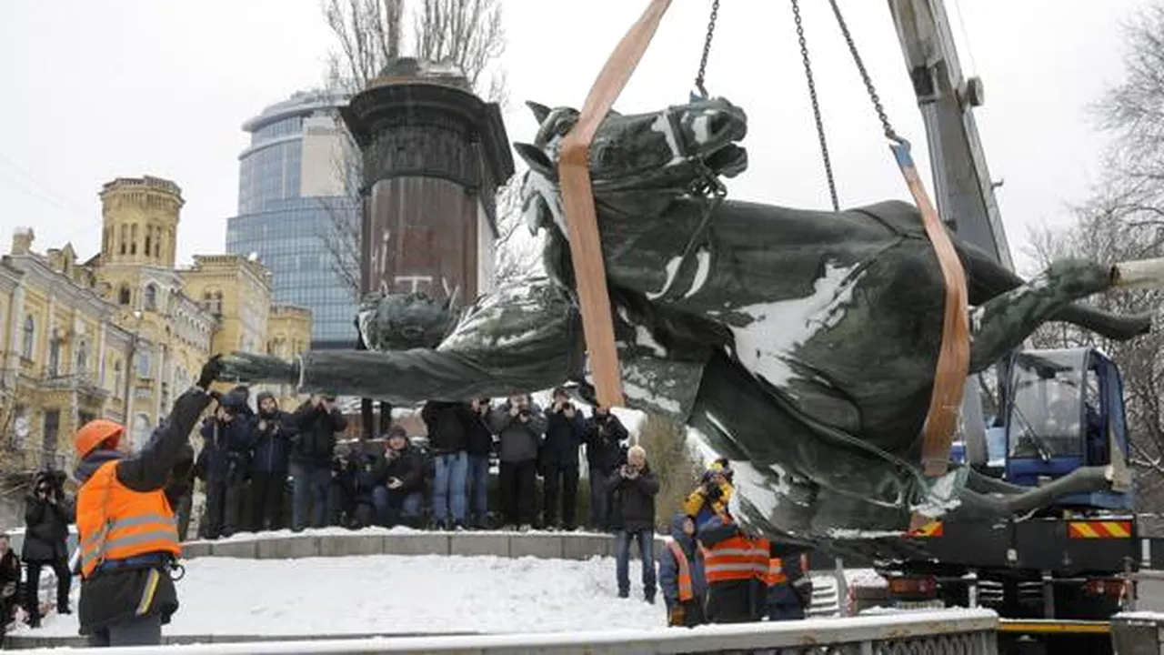 Ucraina alungă tot ce este rusesc. Monumentul unui comandant al Armatei Roşii, înlăturat de pe un bulevard din Kiev