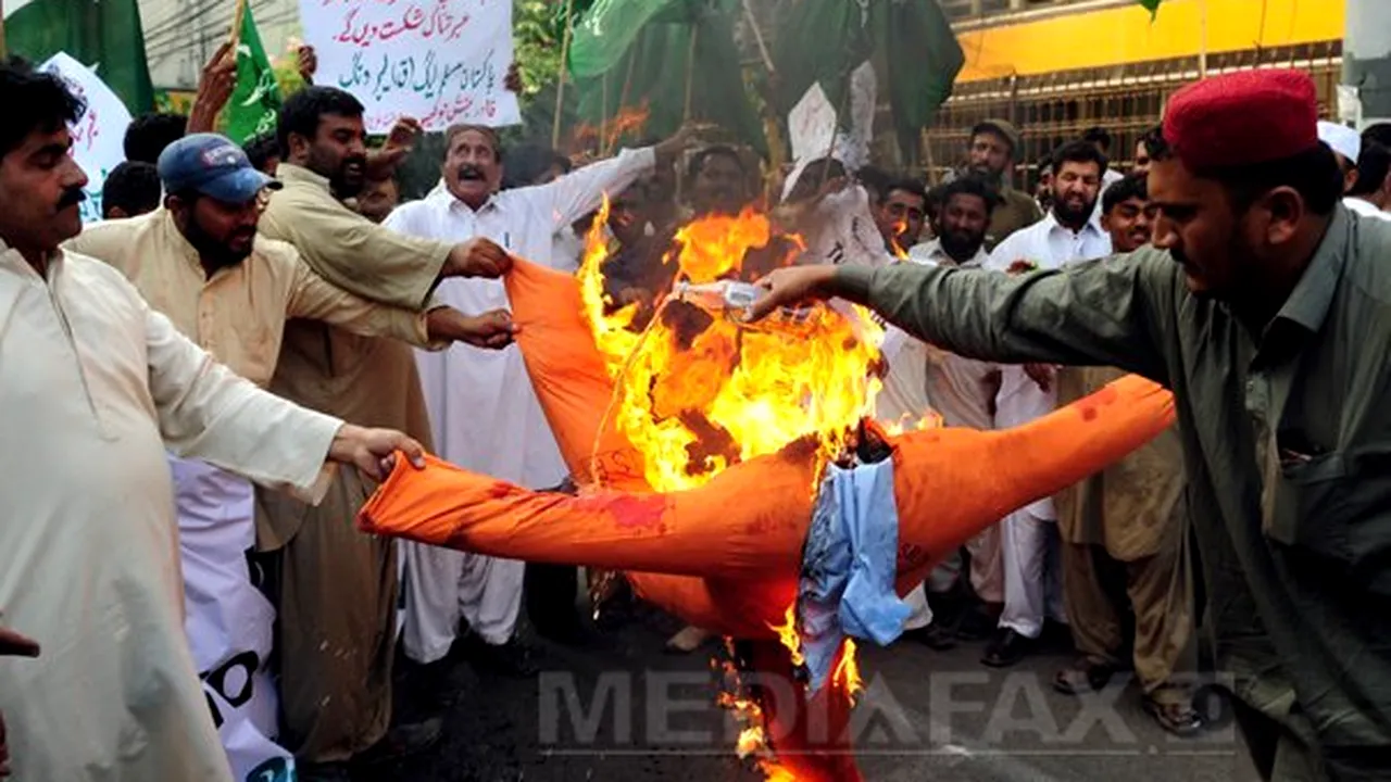 Protestatari pakistanezi au incendiat efigii ale lui Barack Obama şi drapele americane