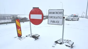 Circulaţia este oprită, din cauza viscolului, pe trei drumuri naţionale