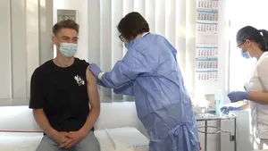 COMENTARIU Sorin Avram | Ministrul Mihăilă vaccinează, preşedintele Iohannis meditează