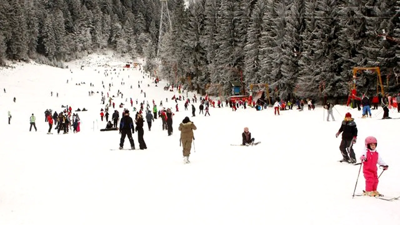 Peste 3.000 de turişti pe pârtiile din staţiunea montană Straja, cu zăpadă de peste jumătate de metru