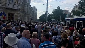 Protest de amploare la Chişinău faţă de nevalidarea rezultatelor alegerilor locale 