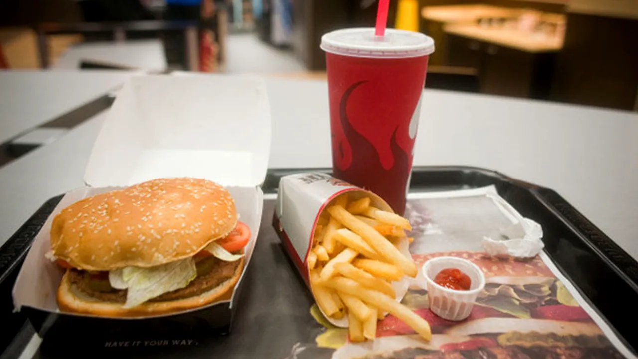 Un copil a sunat la urgenţe să comande burgeri. Reacţia surprinzătoare a autorităţilor