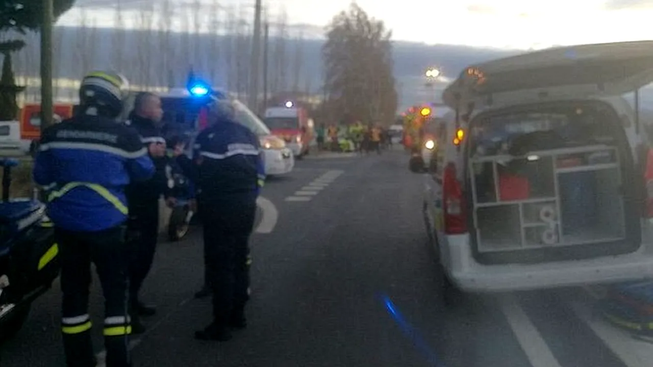 Cel puţin patru morţi şi zeci de răniţi după ce un autobuz şcolar a fost lovit de un tren, în Franţa