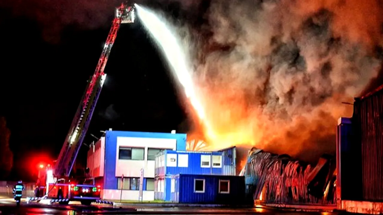Poluarea este în limite după incendiul de la fabrica de frigidere de lângă Timişoara. Ce spune şeful Gărzii de Mediu Timiş