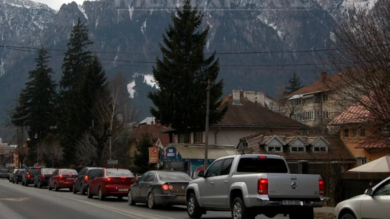 Circulaţie pe un sens în zona localităţii prahovene Comarnic, un TIR a rămas blocat