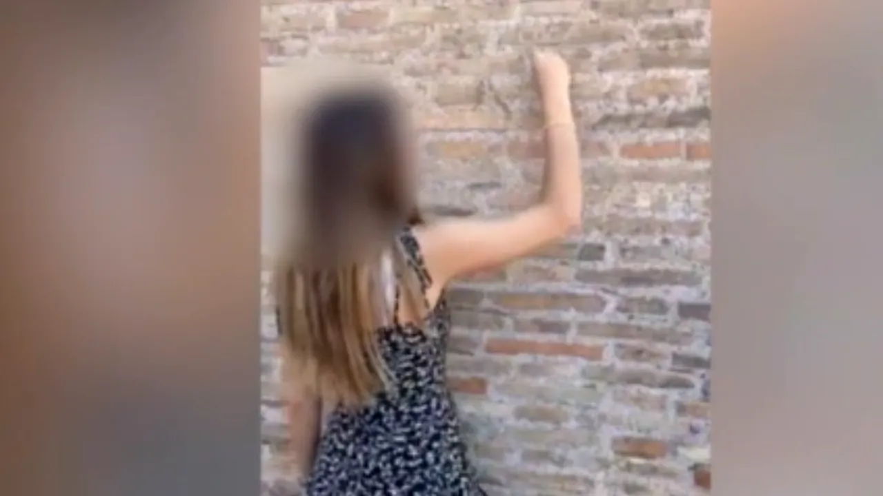 O turistă elveţiană a fost filmată în timp ce îşi grava iniţialele pe Colosseum
