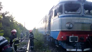 Locomotiva unui tren care transporta combustibil a luat foc în Prahova