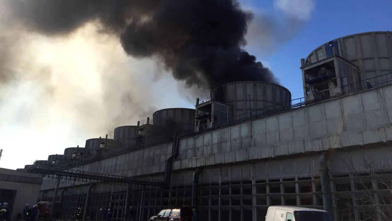 INCENDIU la combinatul care produce îngrăşăminte chimice Azomureş, din Târgu Mureş | FOTO