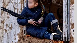 Cine este fetiţa cu puşcă şi acadea a cărei fotografie a devenit virală

