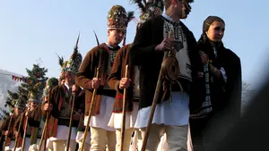 REVELION 2018 | În noaptea de Anul Nou, într-un oraş din Sibiu, colindătorii îngroapă anul care s-a terminat