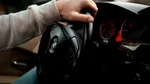 Șoferii începători nu ar mai putea conduce mașini puternice în primii doi ani de permis. Proiectul, pe masa Camerei Deputaților