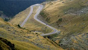 Oameni evacuaţi şi trafic restricţionat pe Transalpina din cauza unei stânci care stă să cadă - FOTO