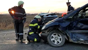 Accident cu 8 răniţi în Satu Mare, în urma impactului dintre un microbuz şi o maşină. FOTO
