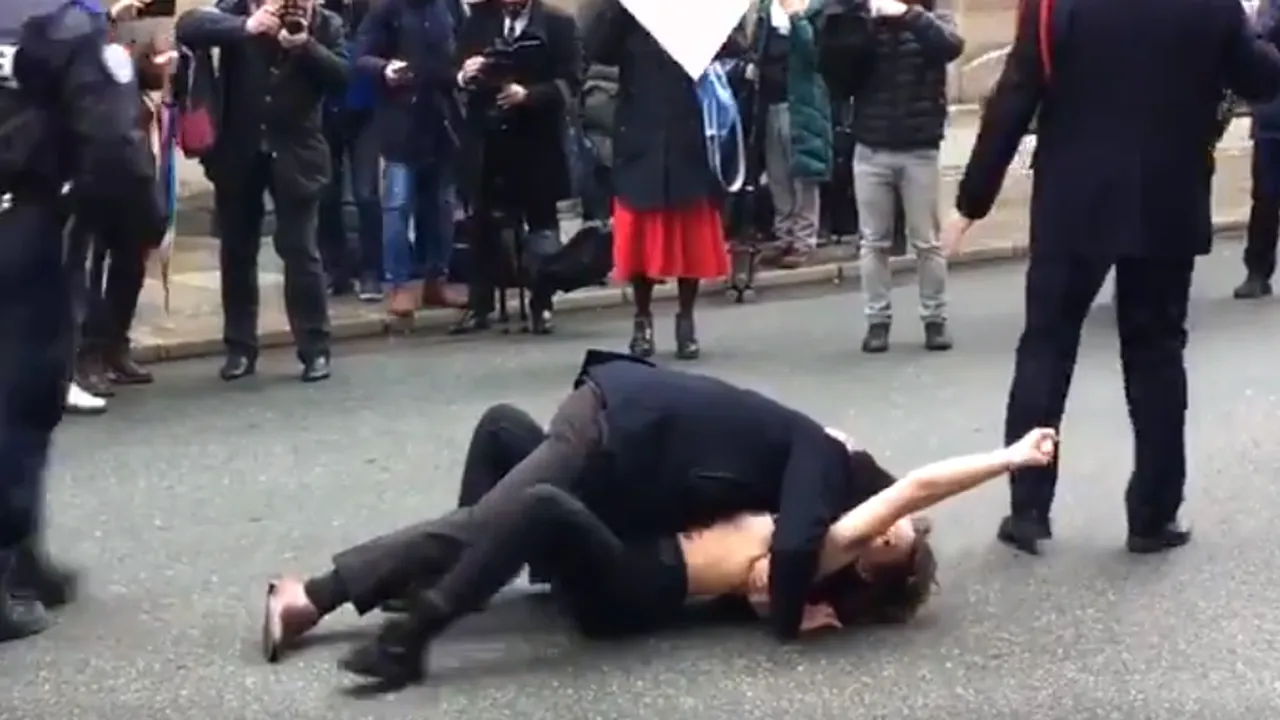 VIDEO | Momentul în care o activistă Femen topless este pusă la pământ de un jandarm