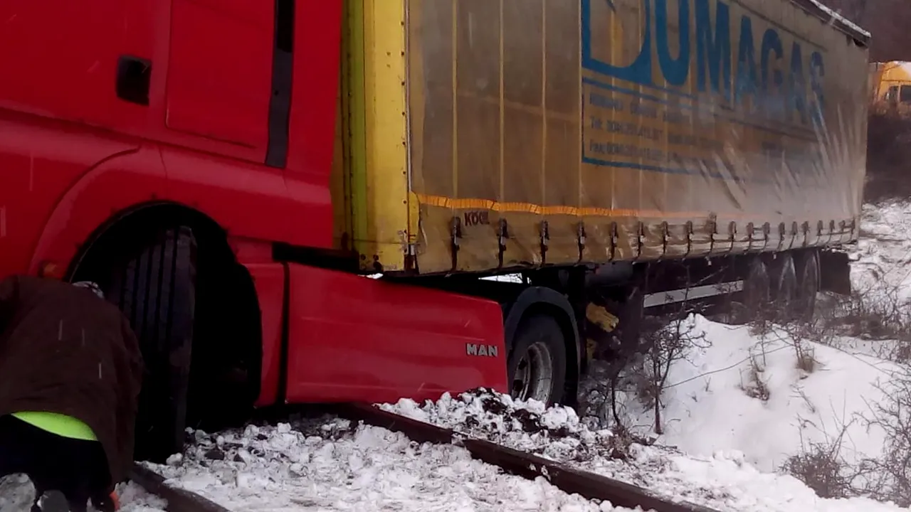 Circulaţia feroviară este închisă pe o linie din judeţul Hunedoara după ce un tir a derapat. Pasagerii din tren au fost transferaţi | FOTO