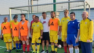 FOTO Vizită-surpriză în cantonamentul naţionalei României de fotbal a nevăzătorilor